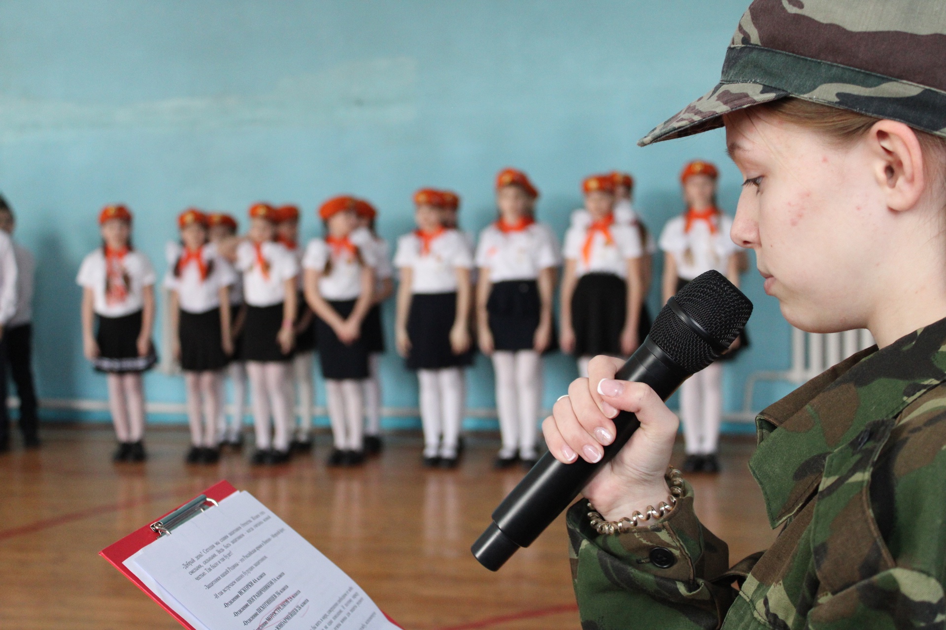 На знамя Победы равняем шаг.